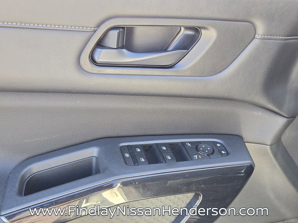 Used 2025 Nissan Pathfinder SV image 21