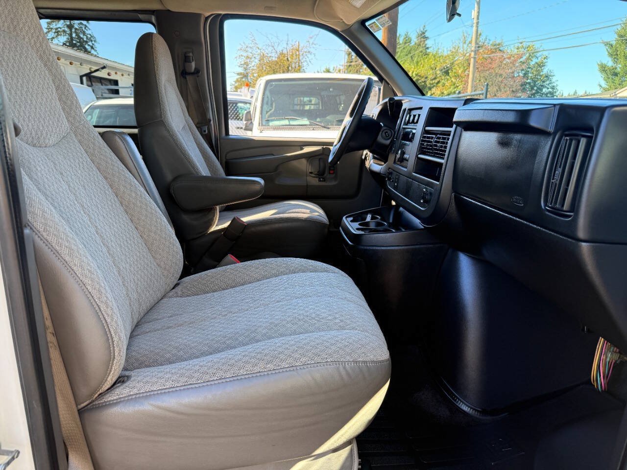 Used 2008 GMC Savana 3500 Extended Passenger w/ LT Preferred Equipment Group RWD image 25