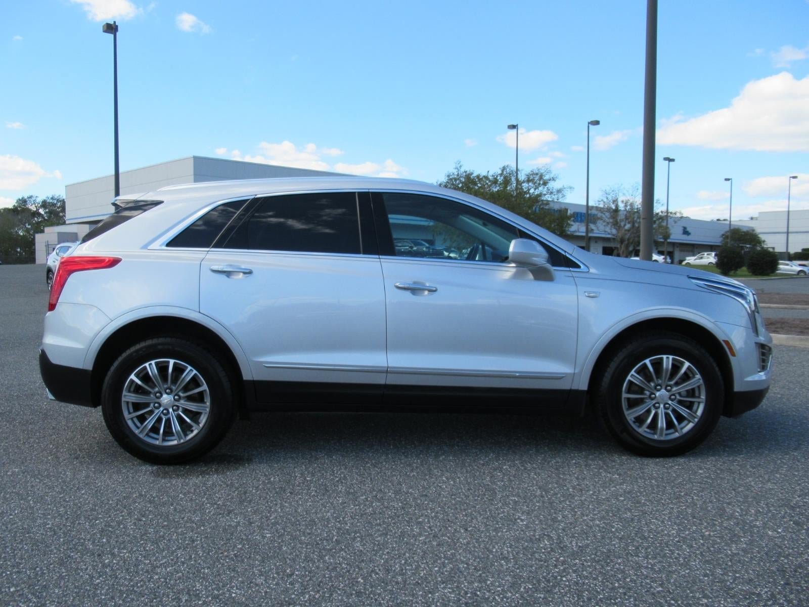 Used 2017 Cadillac XT5 Luxury w/ Driver Awareness Package FWD image 2