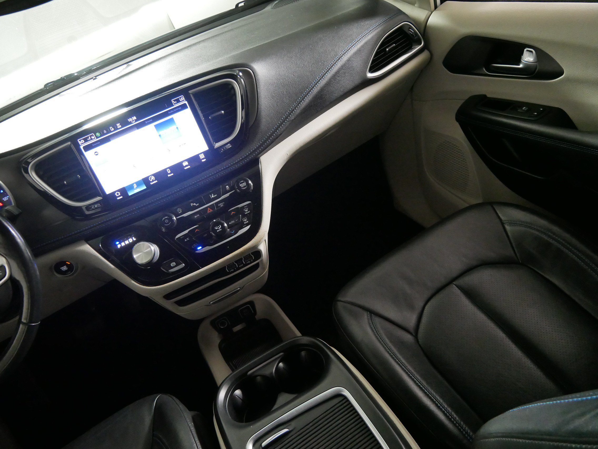 Used 2021 Chrysler Pacifica Touring-L FWD image 11