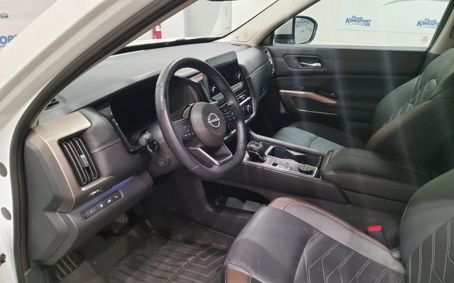 Used 2024 Nissan Pathfinder Platinum image 14