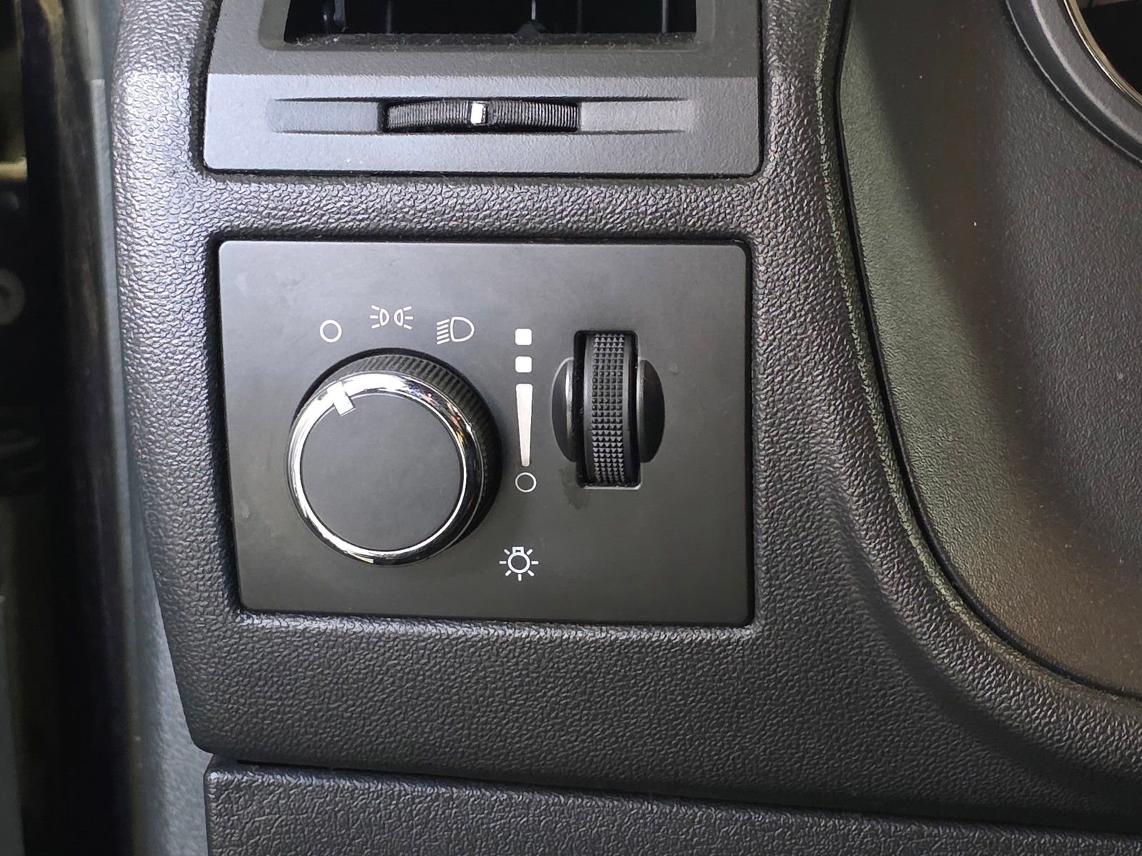 Used 2014 Dodge Challenger SXT image 19