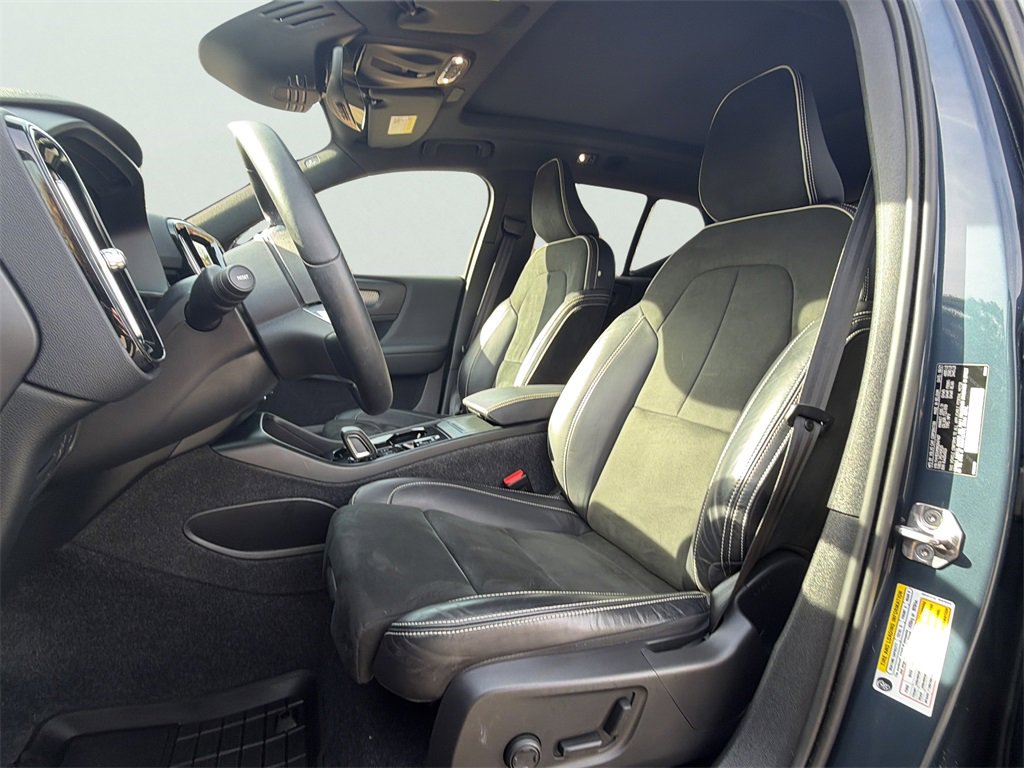 Used 2022 Volvo XC40 T5 R-Design w/ Advanced Package image 9
