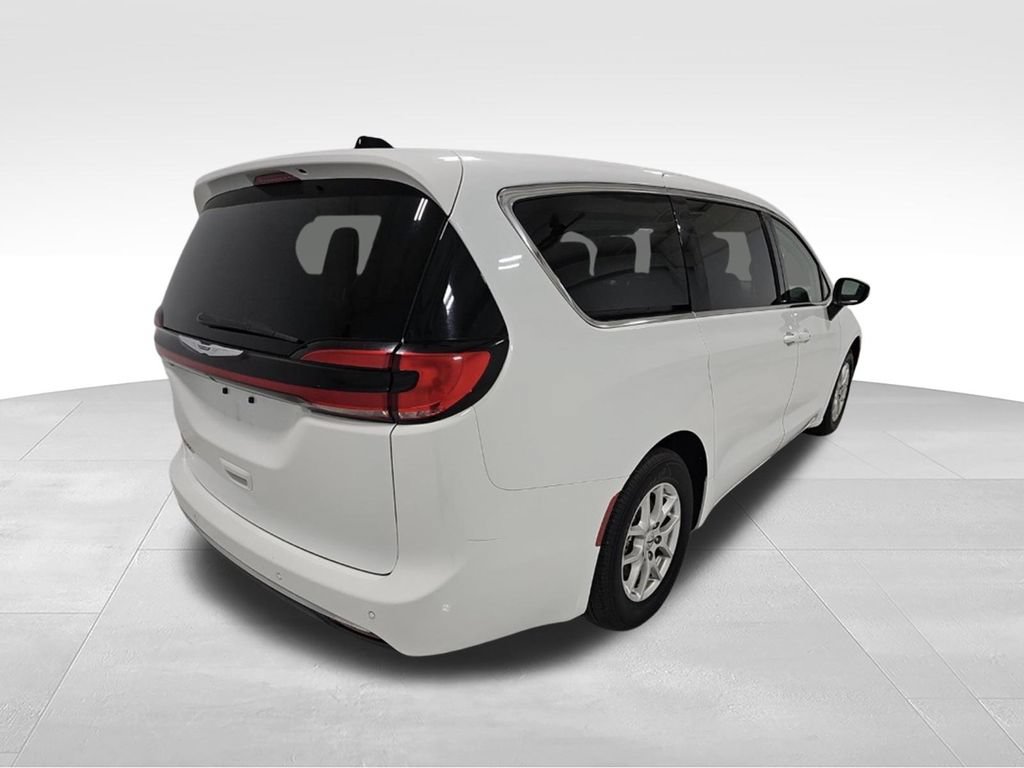 Used 2023 Chrysler Pacifica Touring-L FWD image 4