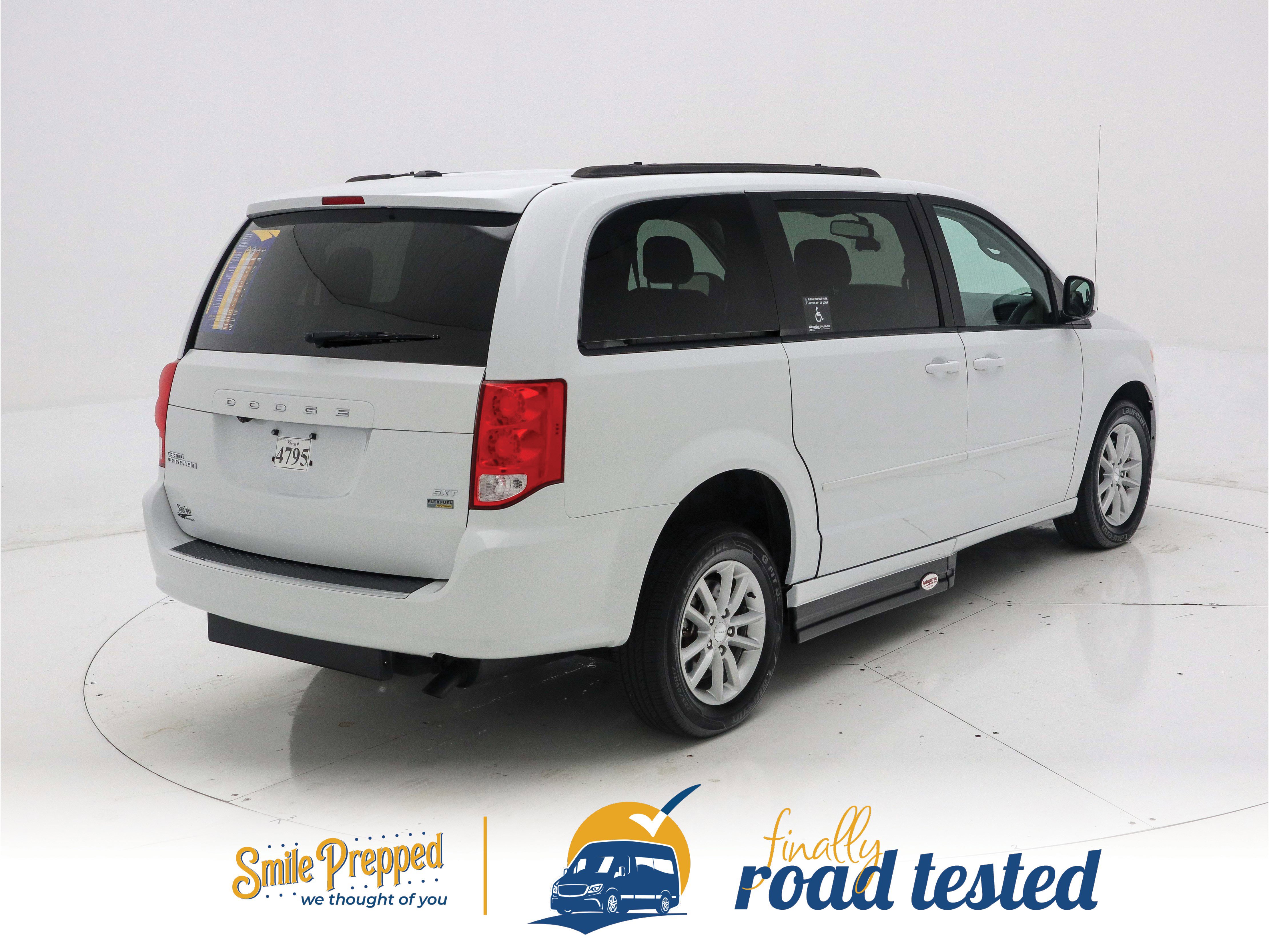 Used 2016 Dodge Grand Caravan SXT w/ UConnect Hands-Free Group image 5