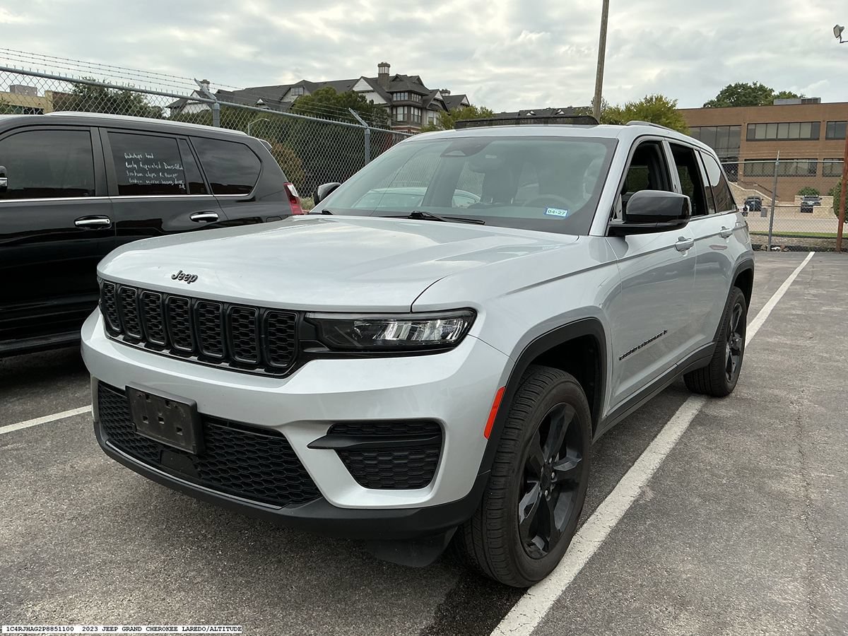 Used 2023 Jeep Grand Cherokee Altitude AWD/4WD image 4