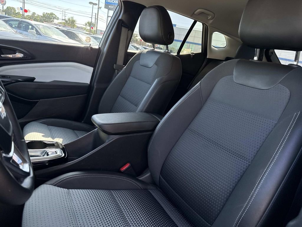 Certified 2025 Chevrolet Trax LT w/ LT Convenience Package image 17