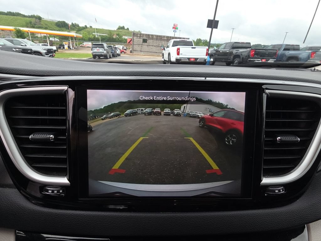 Used 2023 Chrysler Pacifica Touring-L FWD image 22