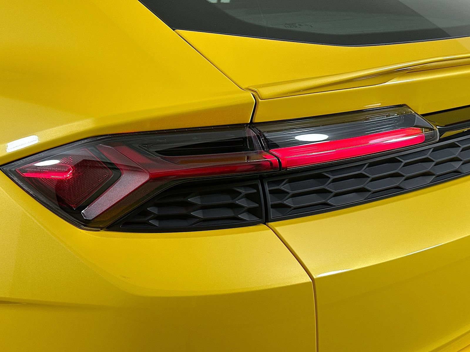 Used 2025 Lamborghini Urus SE AWD/4WD image 44