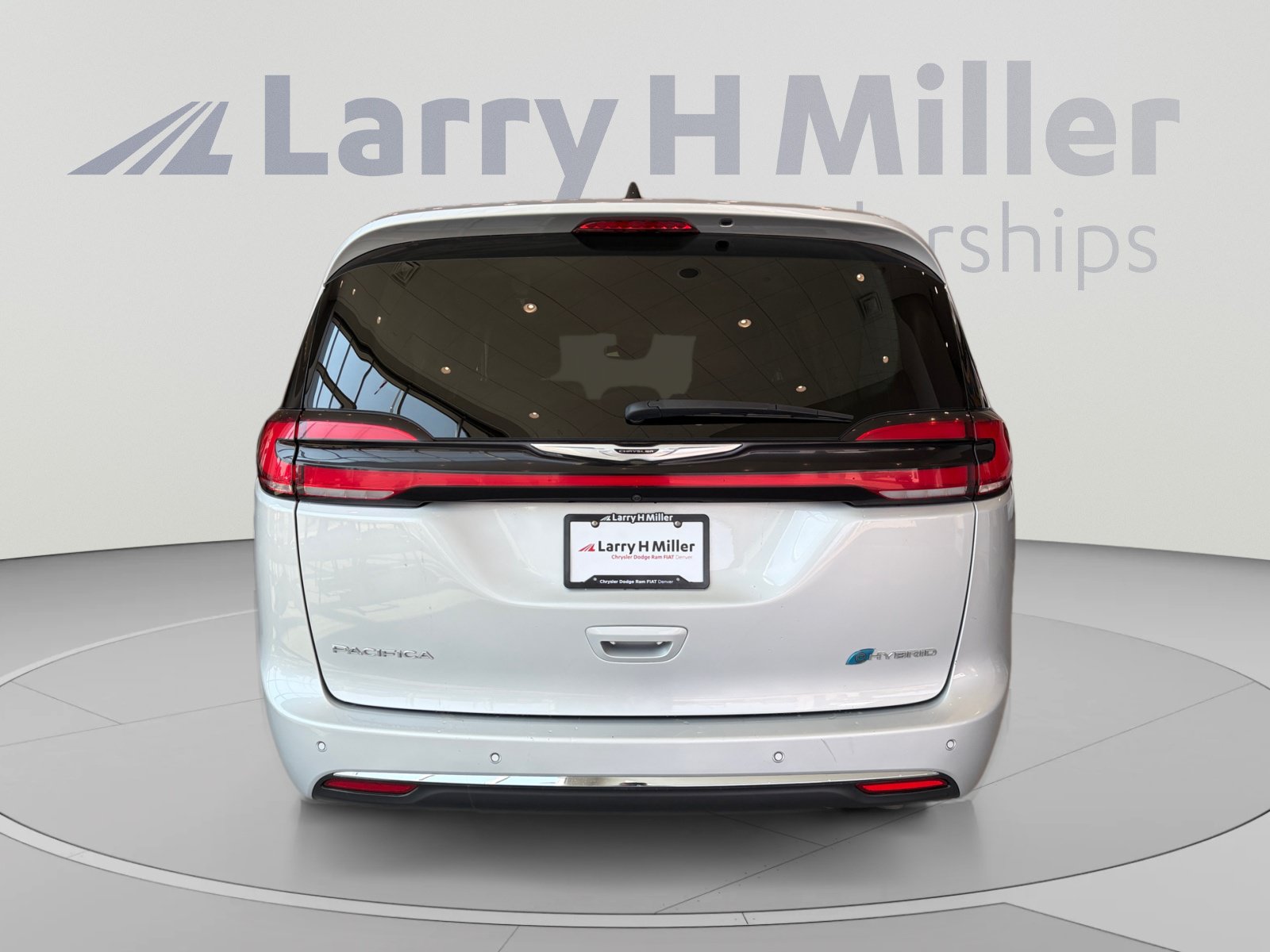 Used 2024 Chrysler Pacifica Limited FWD image 4