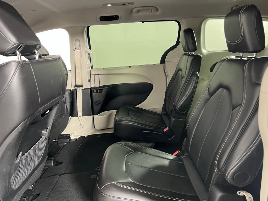 Used 2024 Chrysler Pacifica Touring-L image 27