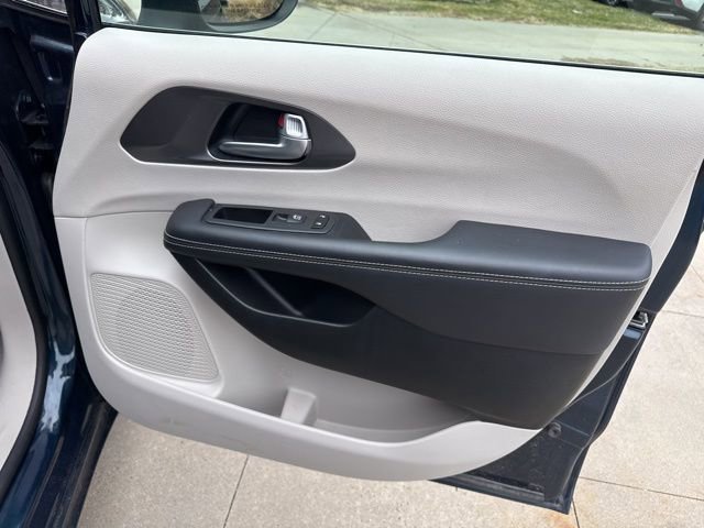 Used 2023 Chrysler Pacifica Touring-L image 39
