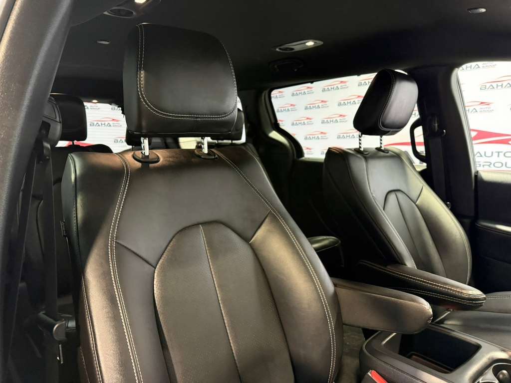 Used 2025 Chrysler Pacifica Select image 44