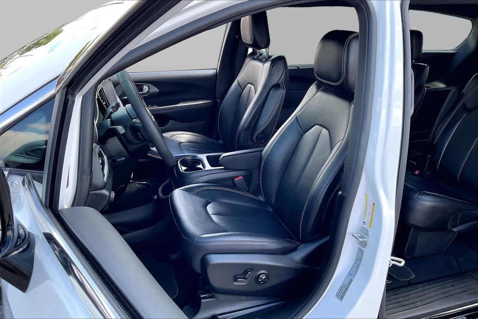 Used 2025 Chrysler Pacifica Select FWD image 8