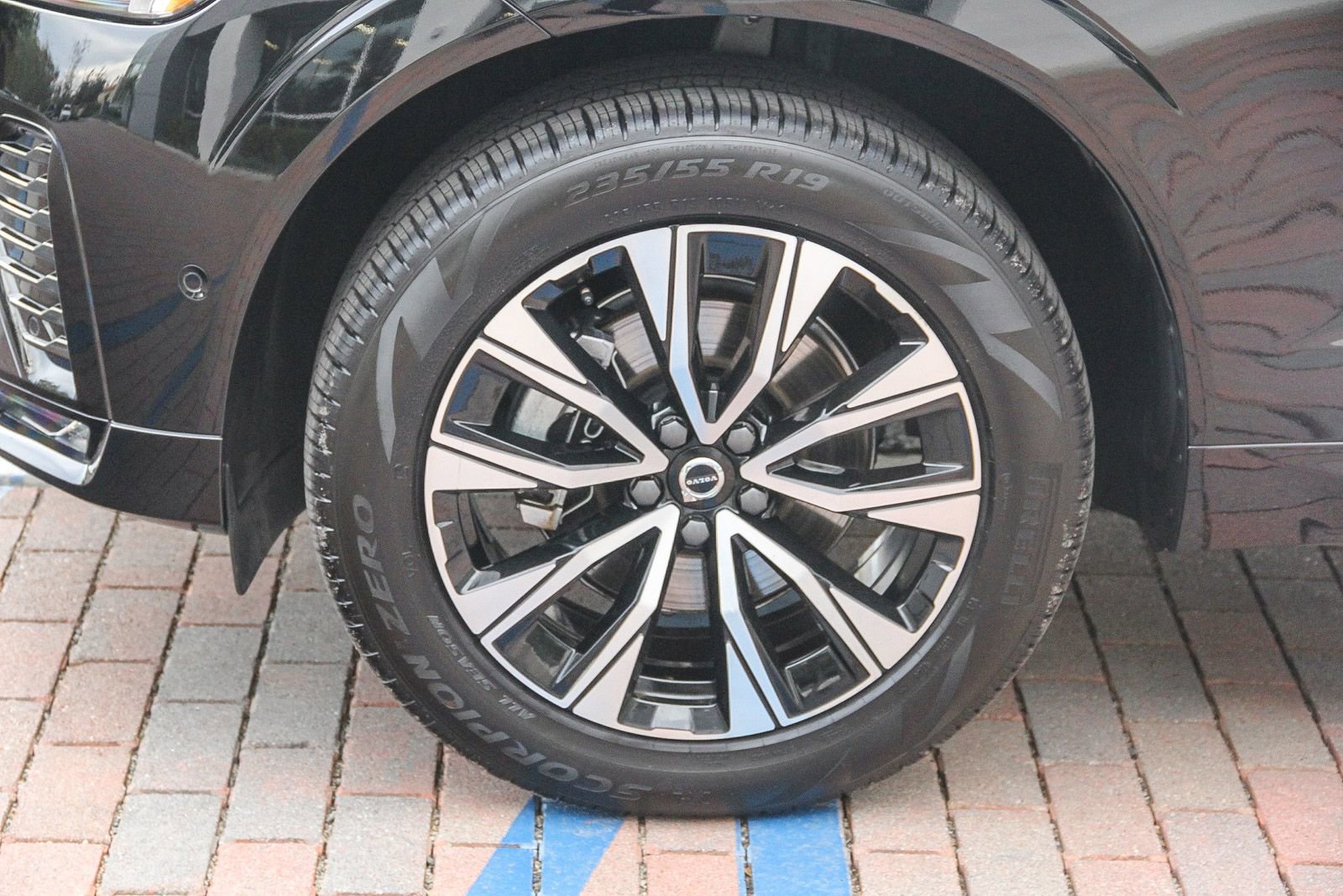 Used 2025 Volvo XC60 B5 Plus image 5