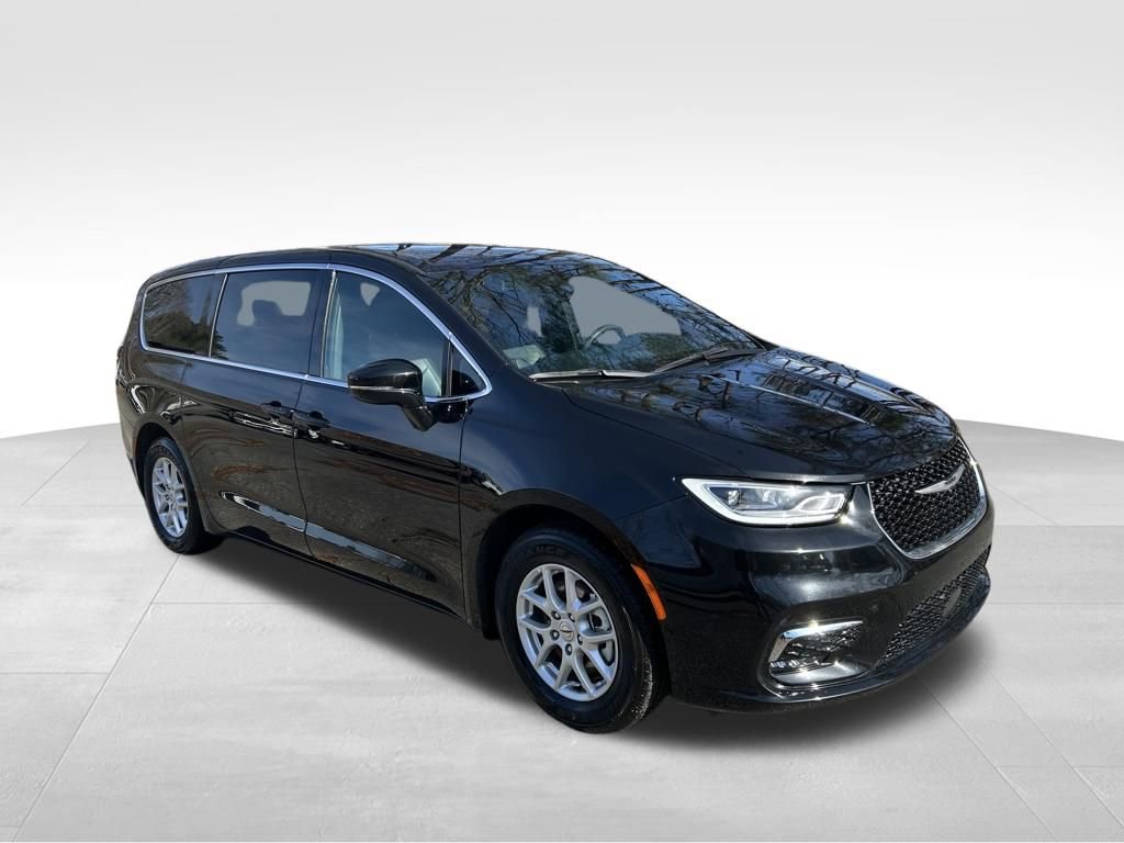 Used 2025 Chrysler Pacifica Select image 8