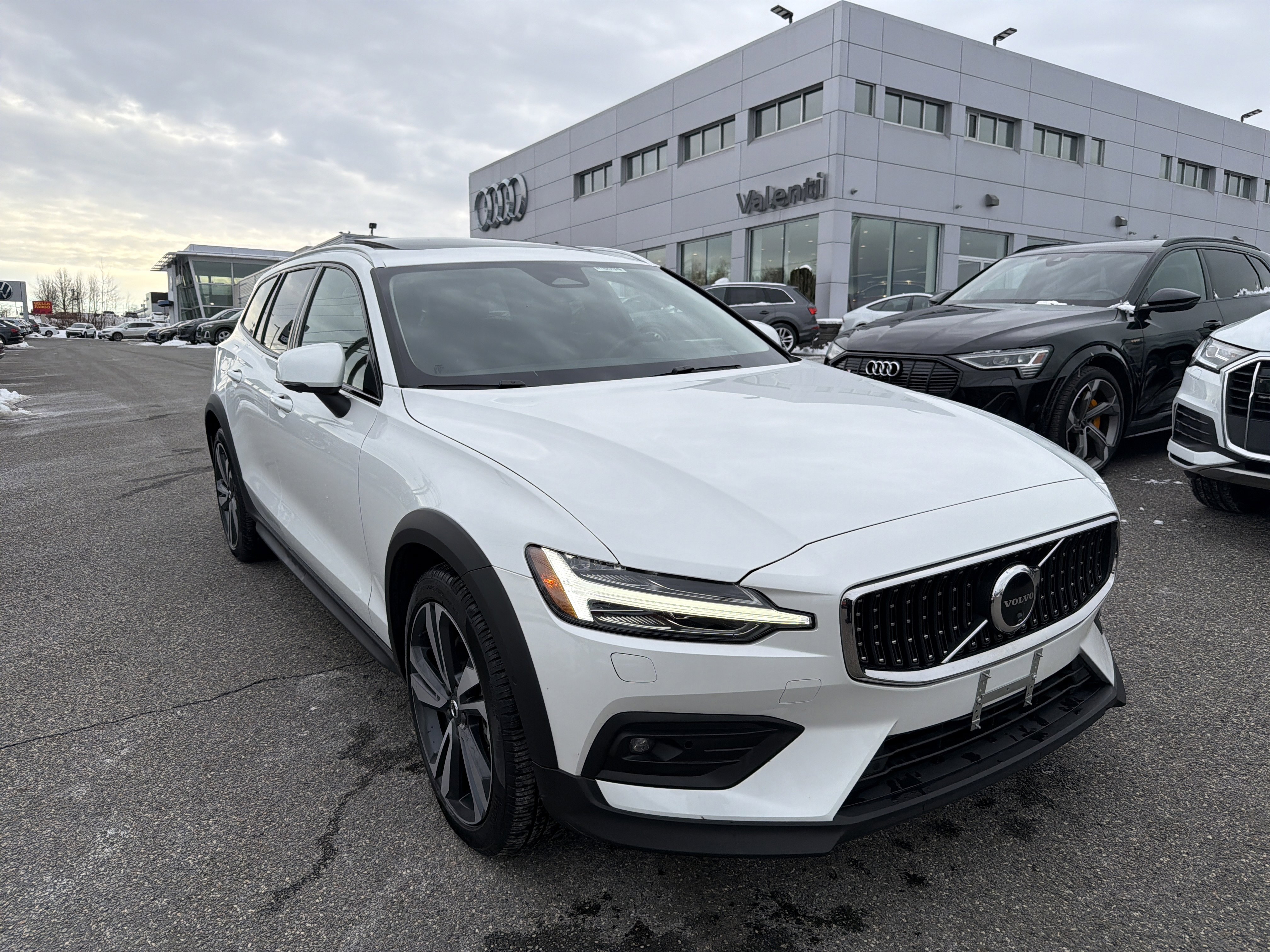 Certified 2025 Volvo V60 B5 Cross Country Plus AWD/4WD image 1