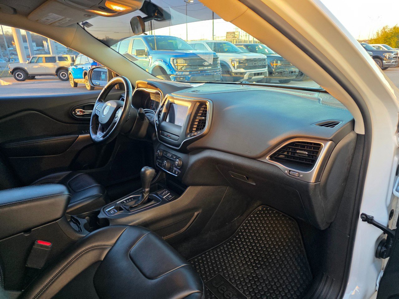 Used 2020 Jeep Cherokee Latitude Plus w/ Cold Weather Group image 16