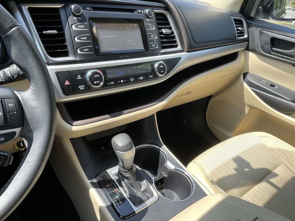 Used 2014 Toyota Highlander Plus AWD/4WD image 24