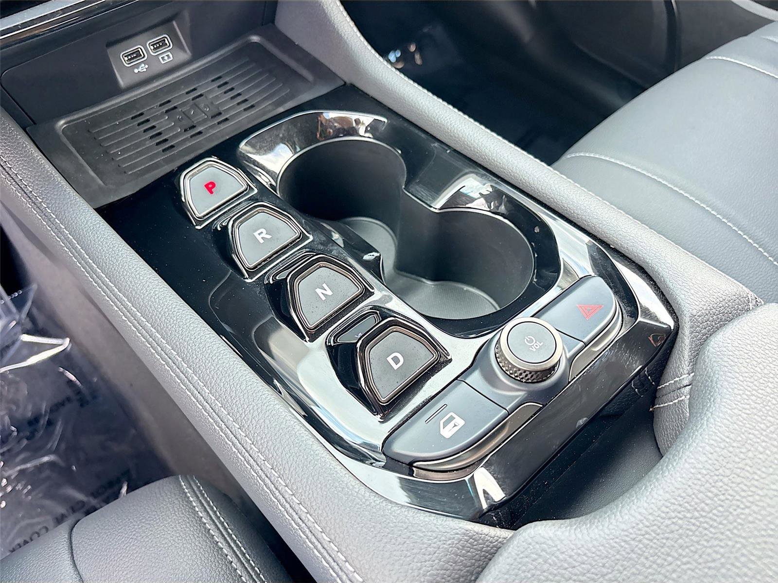 New 2025 VinFast VF 8 Eco image 17