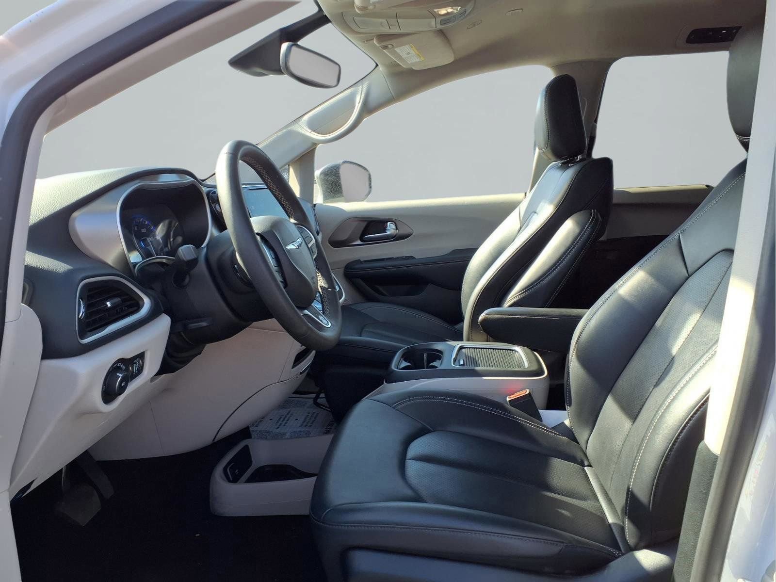 Used 2024 Chrysler Pacifica Touring-L image 23