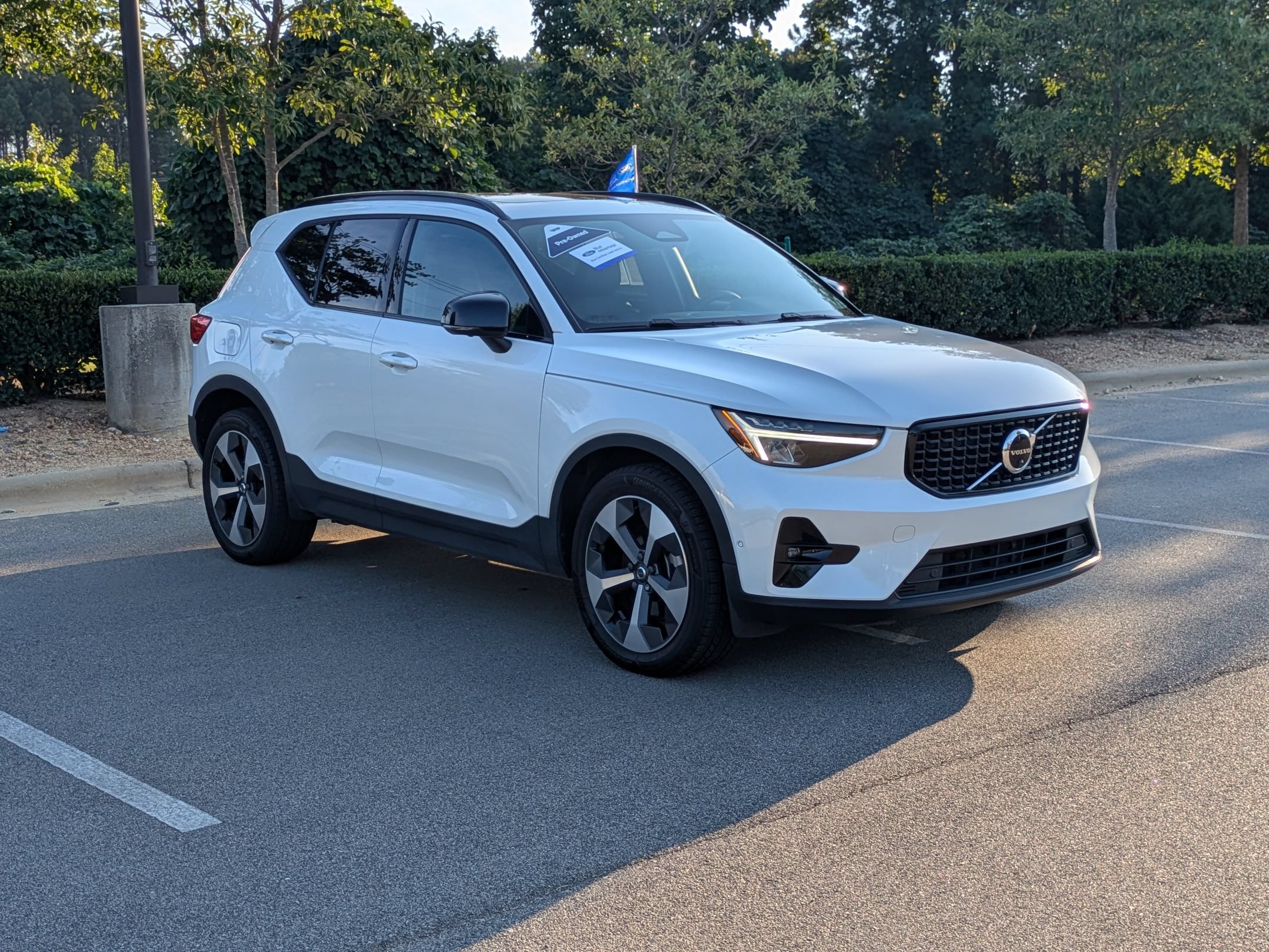 Used 2023 Volvo XC40 B4 Ultimate FWD image 2