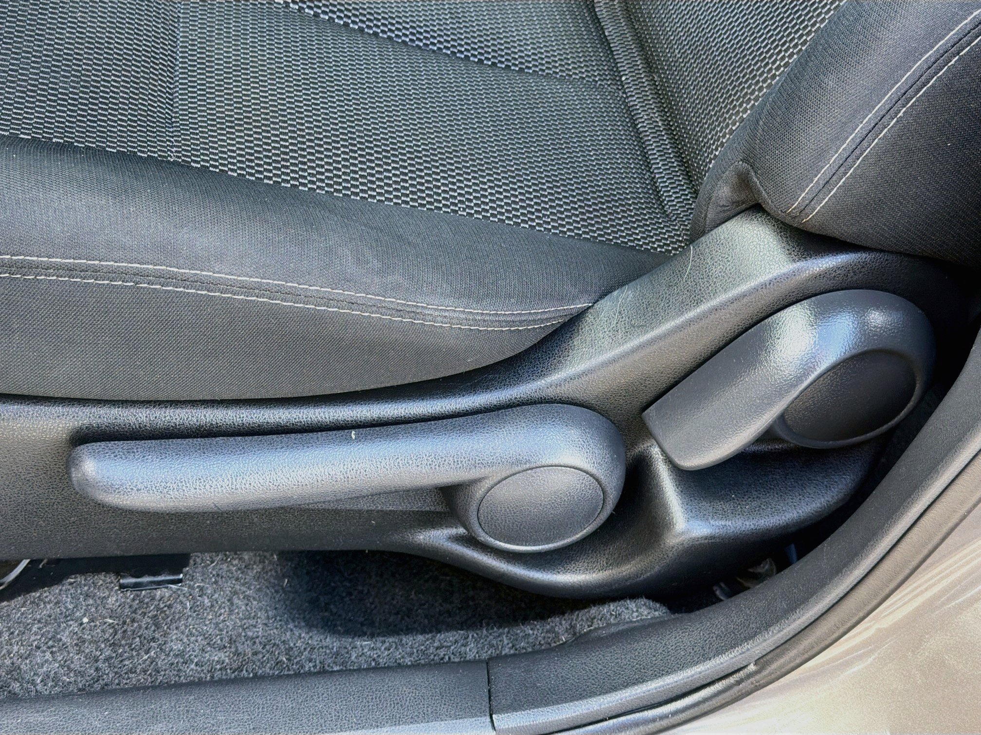 Used 2015 Nissan Versa SV FWD image 23
