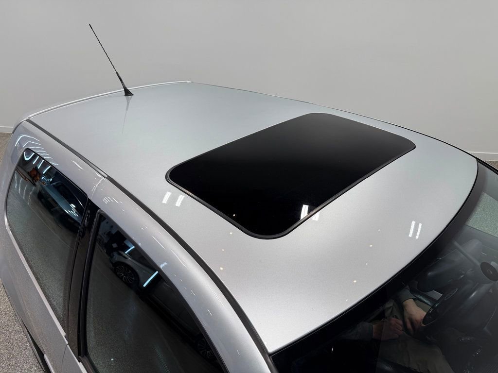 Used 2004 Volkswagen R32 image 24