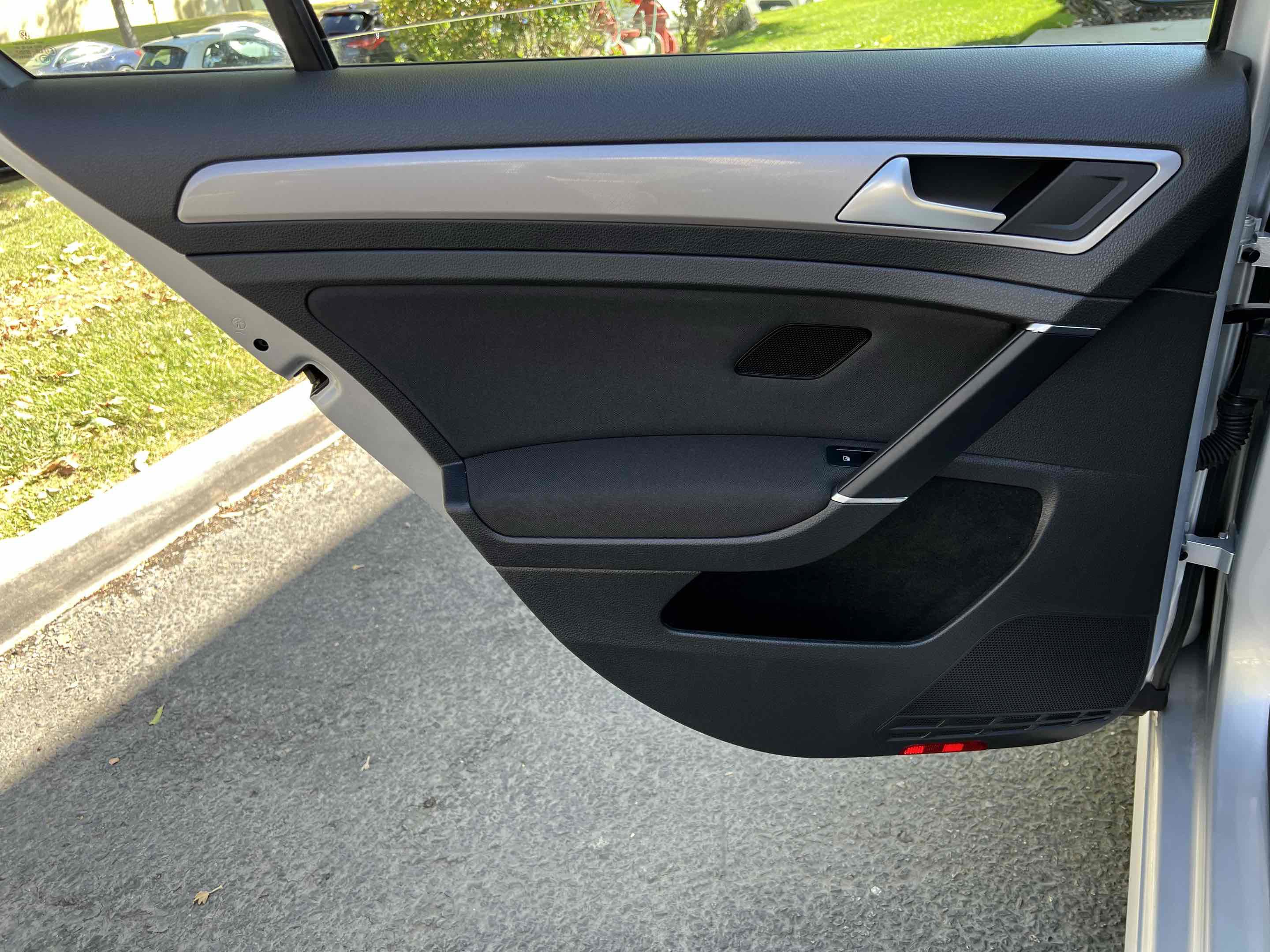 Used 2016 Volkswagen e-Golf SE w/ DC Fast Charging Package image 61