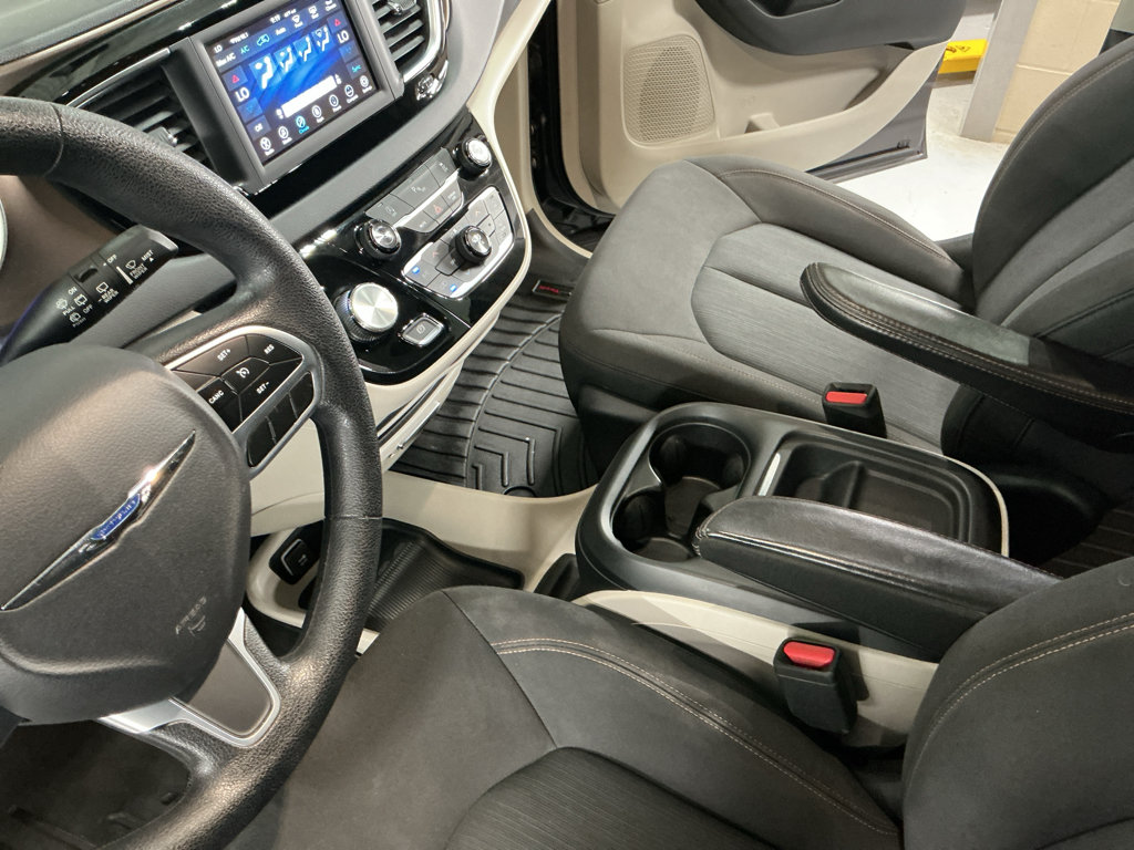Used 2019 Chrysler Pacifica Touring Plus w/ Tire & Wheel Group FWD image 16