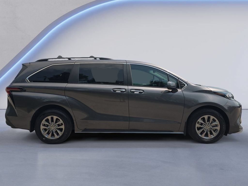 Used 2025 Toyota Sienna XLE w/ XLE Plus Package FWD image 7