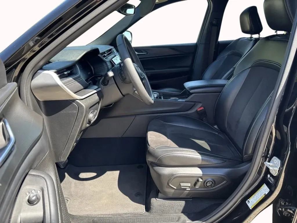 Used 2024 Jeep Grand Cherokee L Laredo image 12