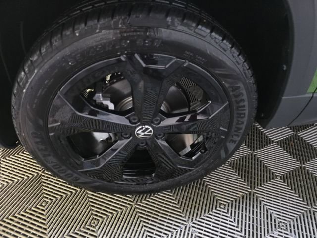 Used 2025 Volkswagen Taos SE image 10