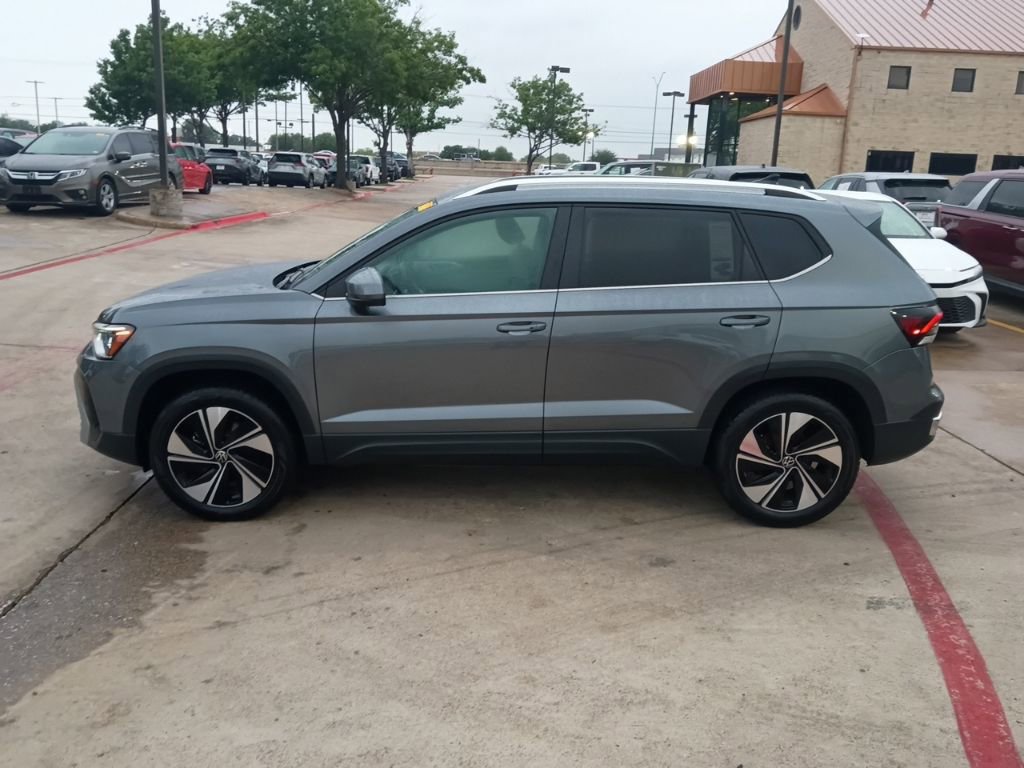 Used 2025 Volkswagen Taos SE AWD/4WD image 4