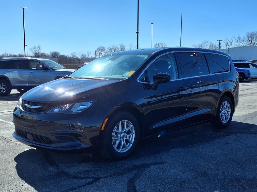 Used 2024 Chrysler Voyager LX image 3