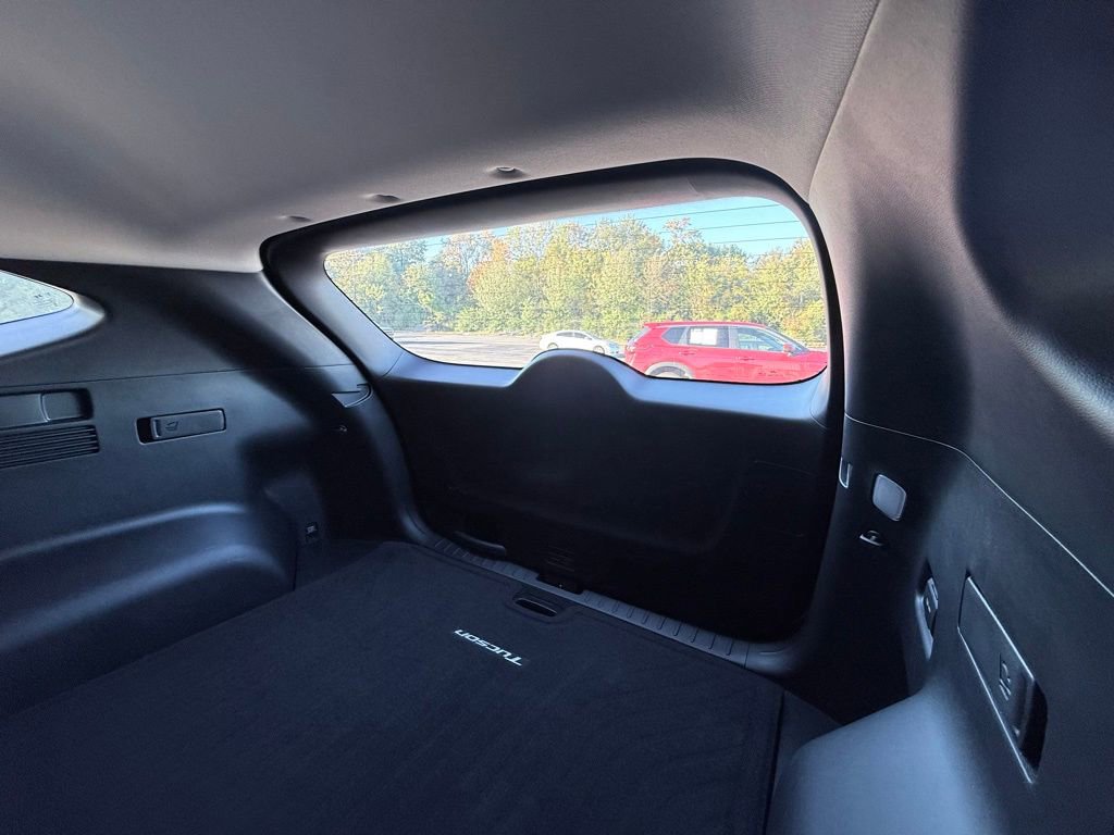 Used 2025 Hyundai Tucson SE image 32
