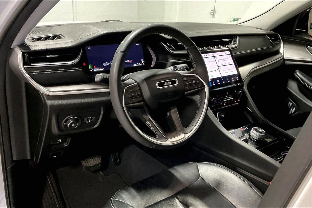 Used 2023 Jeep Grand Cherokee Limited image 16