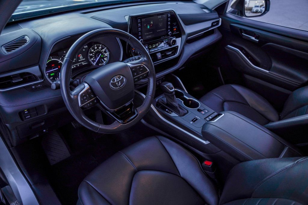 Used 2021 Toyota Highlander XLE FWD image 16