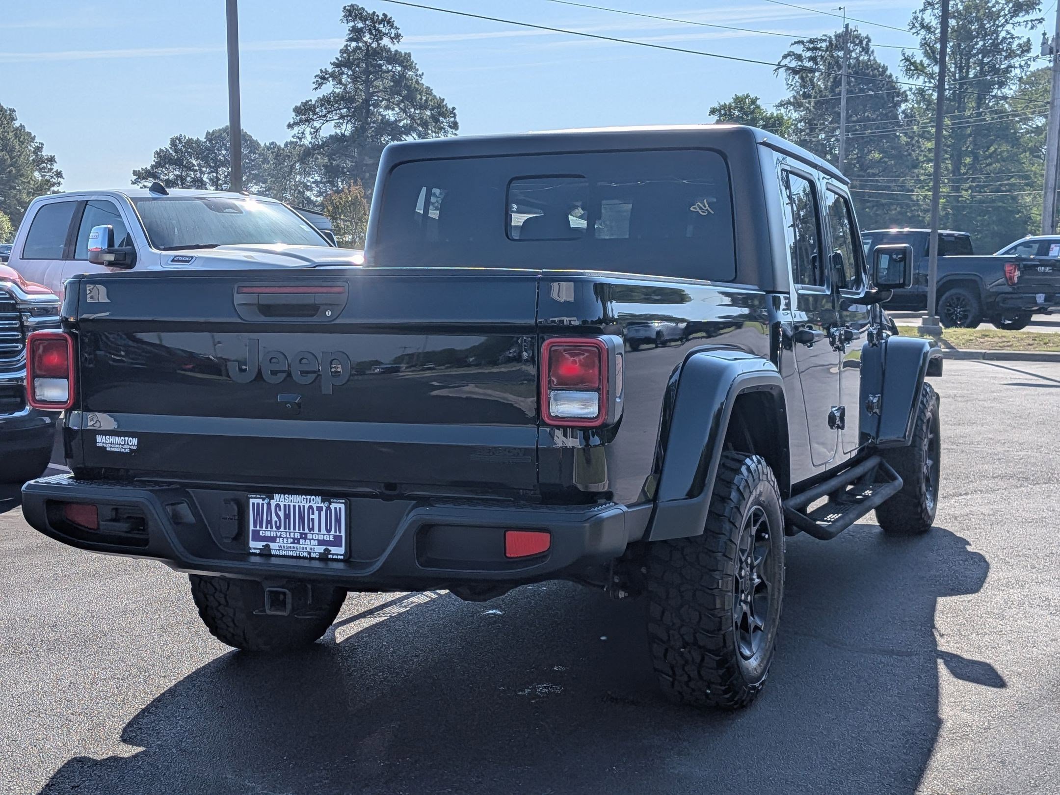 Used 2023 Jeep Gladiator Willys AWD/4WD image 3