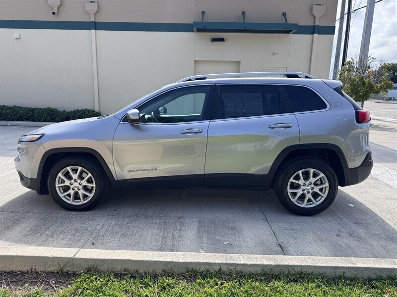 Used 2017 Jeep Cherokee Latitude FWD image 8