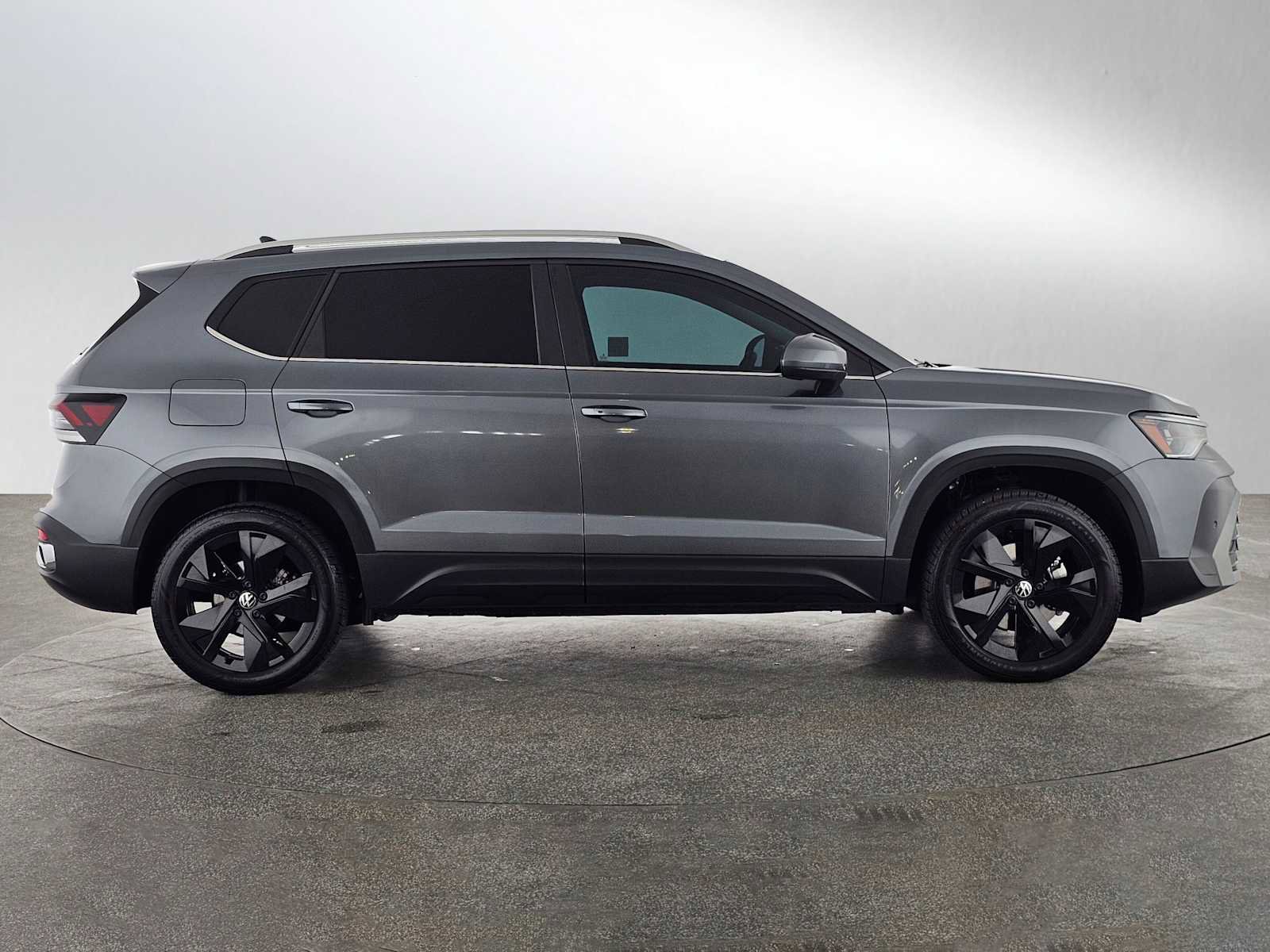 Used 2026 Volkswagen Taos SE image 2
