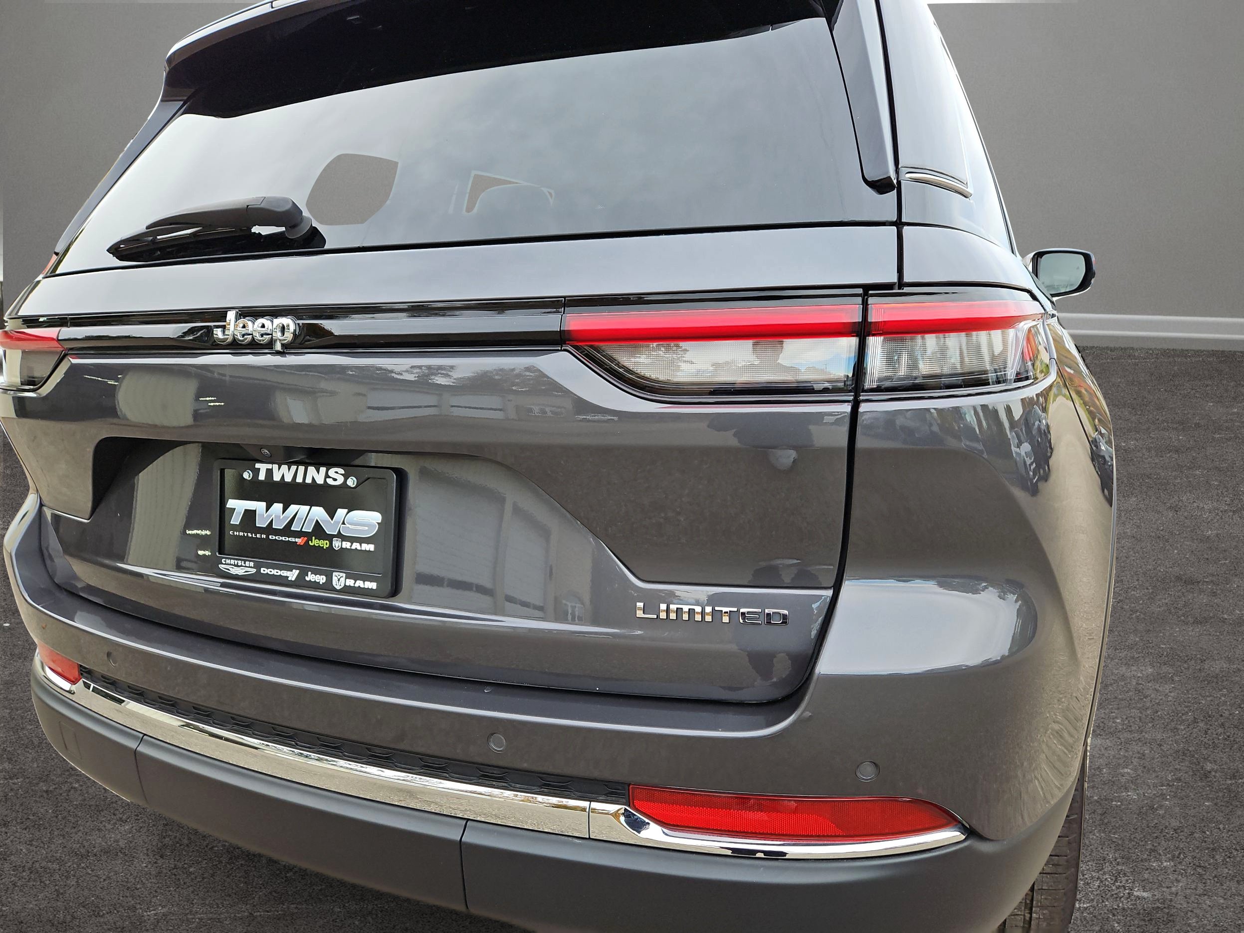 Used 2023 Jeep Grand Cherokee Limited RWD image 38