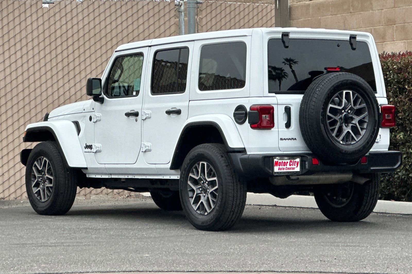Used 2025 Jeep Wrangler Sahara image 6