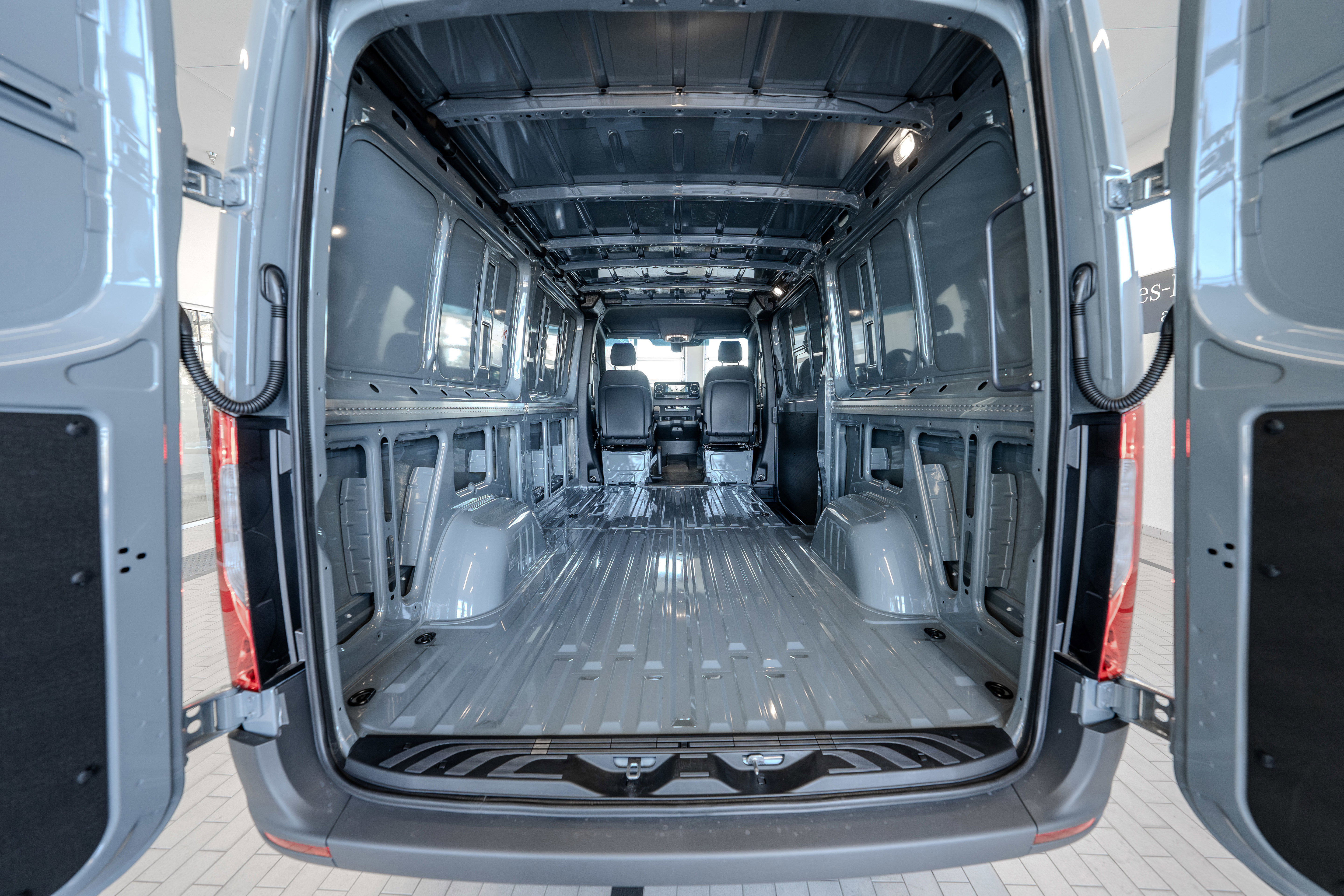 Used 2025 Mercedes-Benz Sprinter 2500 image 33