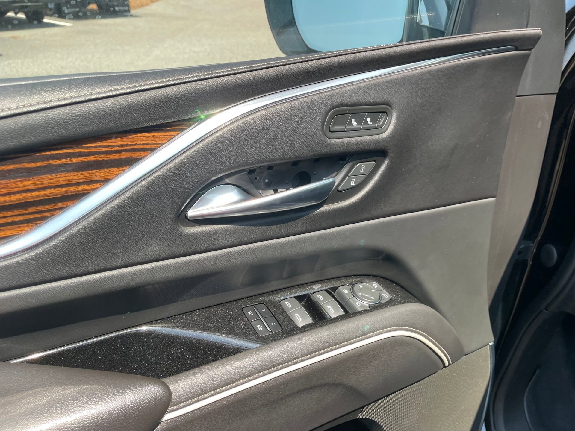 Used 2021 Cadillac Escalade Luxury image 12