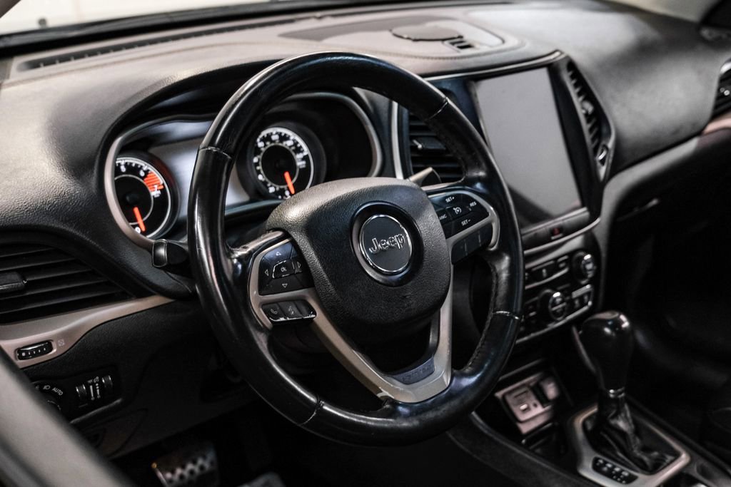 Used 2017 Jeep Cherokee Limited FWD image 17