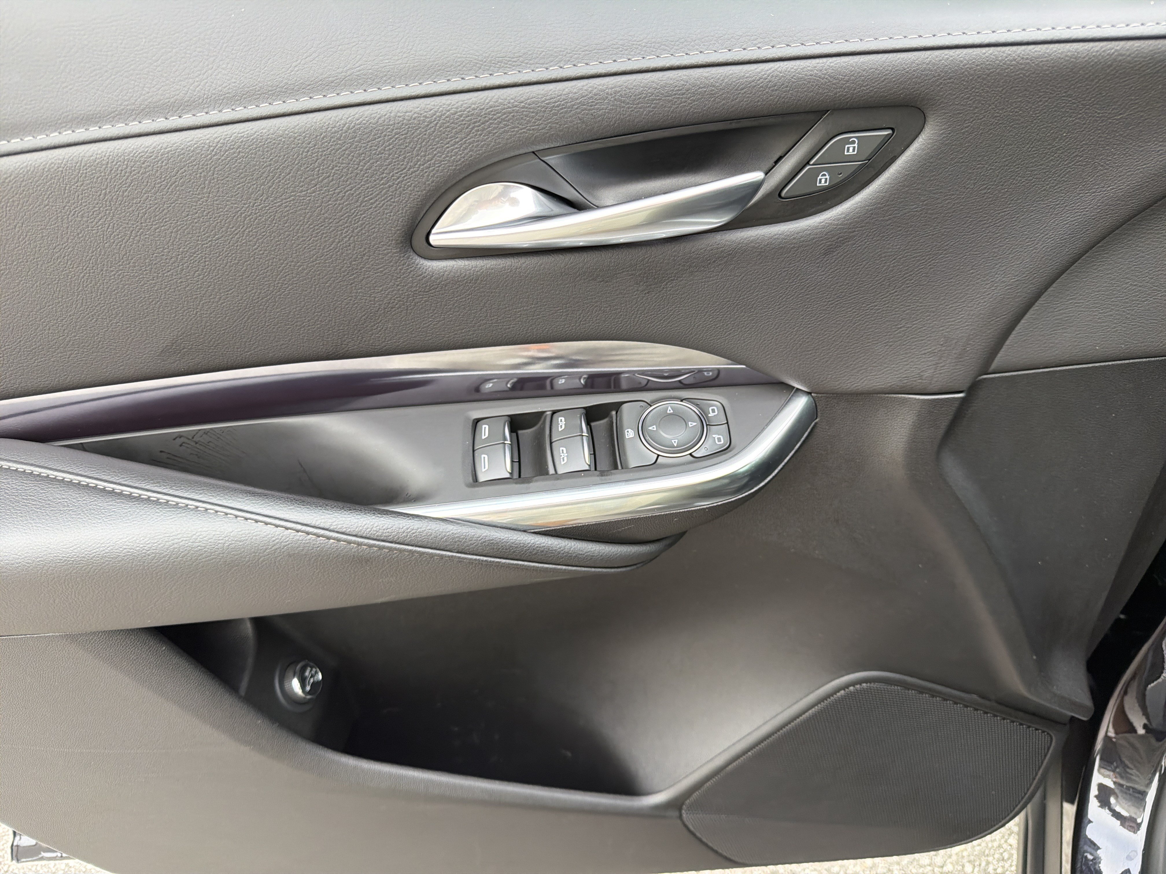 Used 2023 Cadillac XT4 Luxury w/ Cold Weather Package FWD image 11