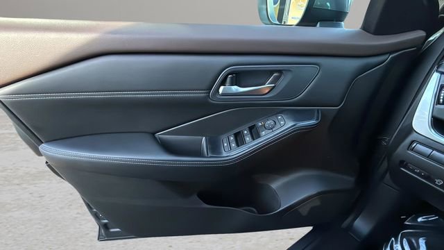 Used 2023 Nissan Rogue SV w/ SV Premium B Package FWD image 18