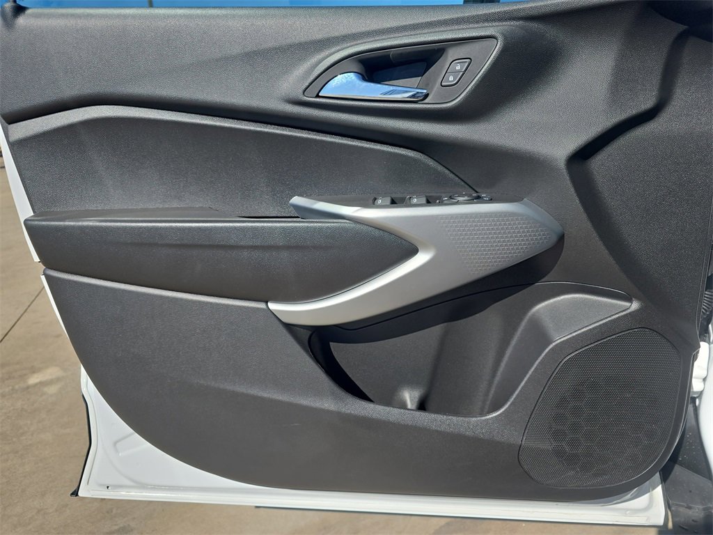 Used 2025 Chevrolet Trax LS image 27