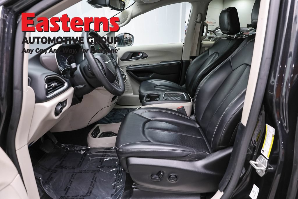 Used 2023 Chrysler Pacifica Touring-L FWD image 14